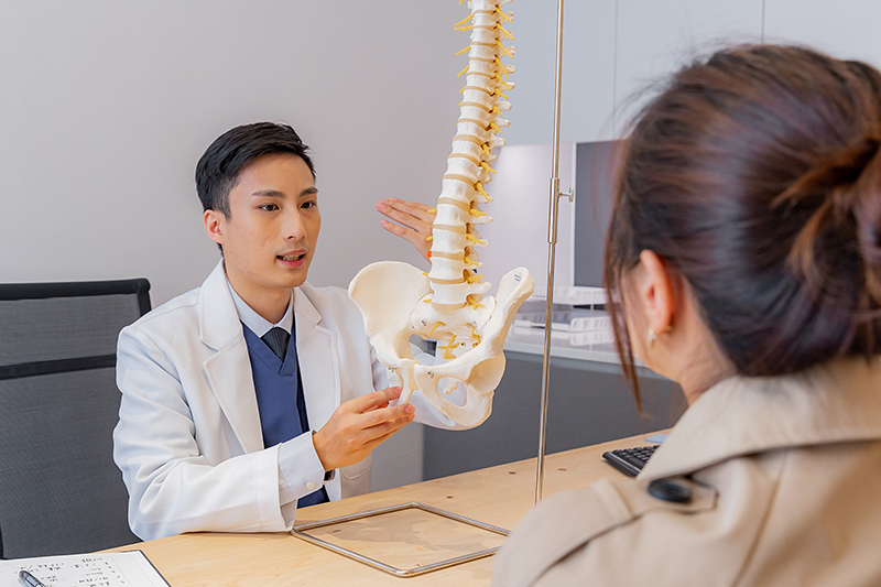 醫師以脊椎模型說明