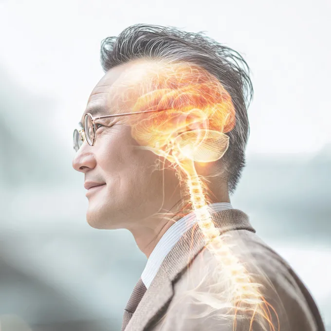 熟齡男性側臉與大腦示意